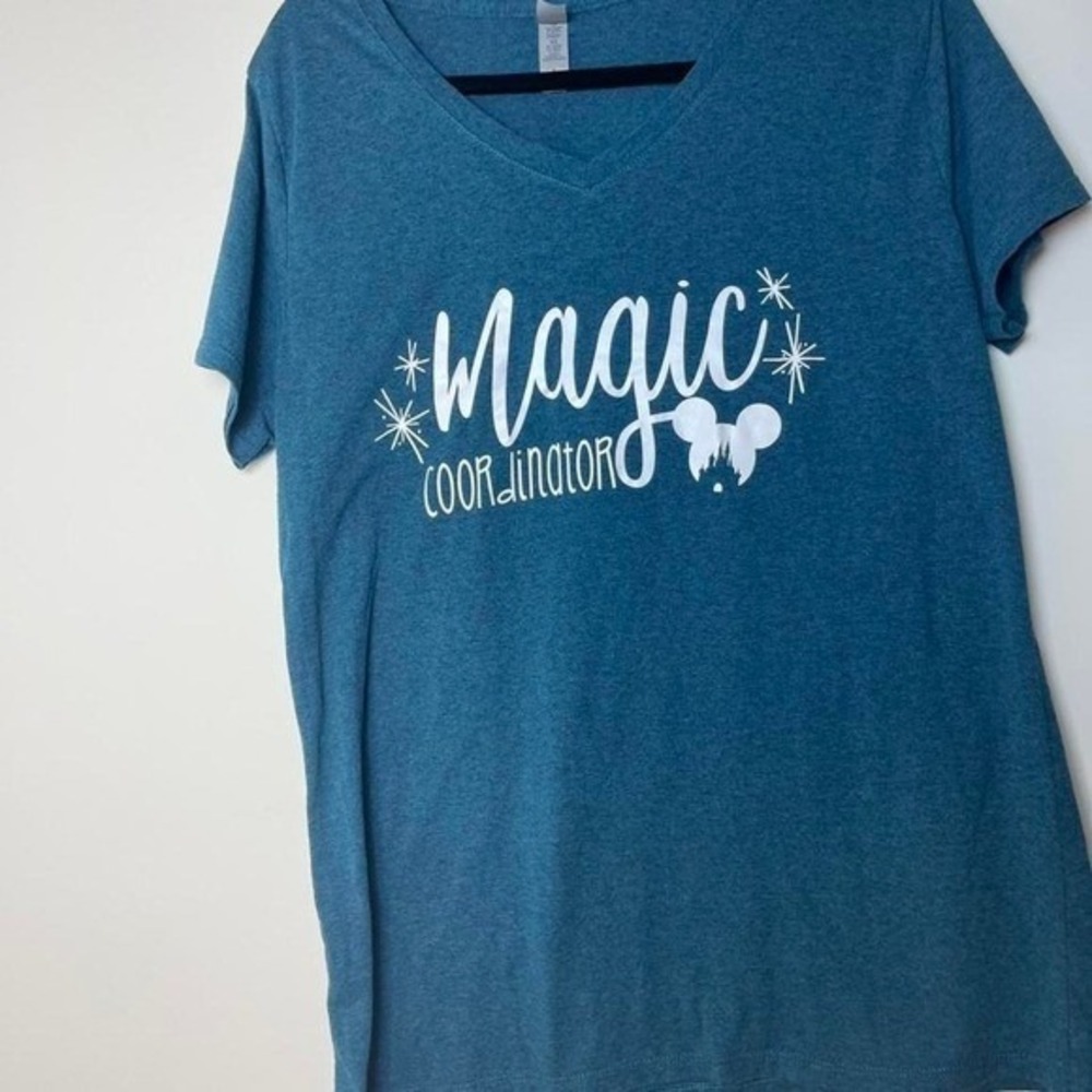 Magic coordinator Kingdom Disney V-Neck T-Shirt in blue and white XL